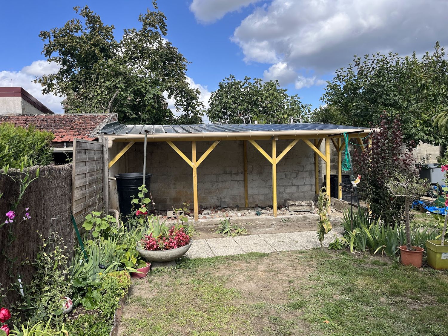 Pergola en bois adossée sur cour