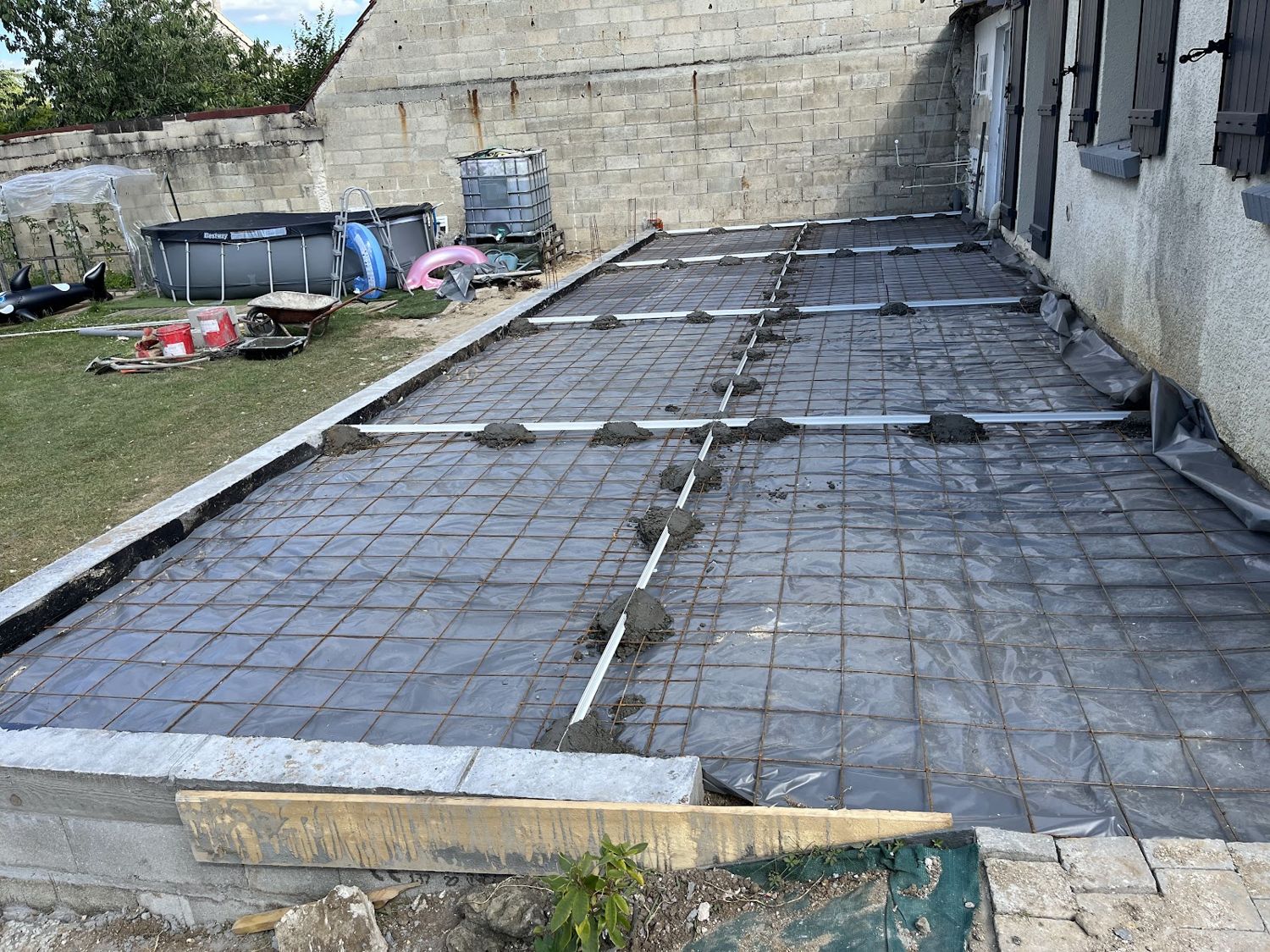 Dalle béton en préparation avec treillis soudé