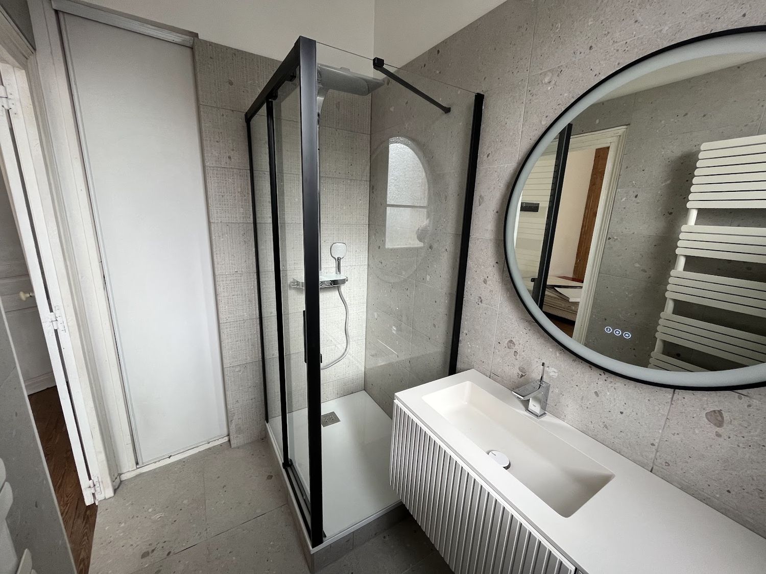 Salle de bain rénovée avec douche et vasque neuves