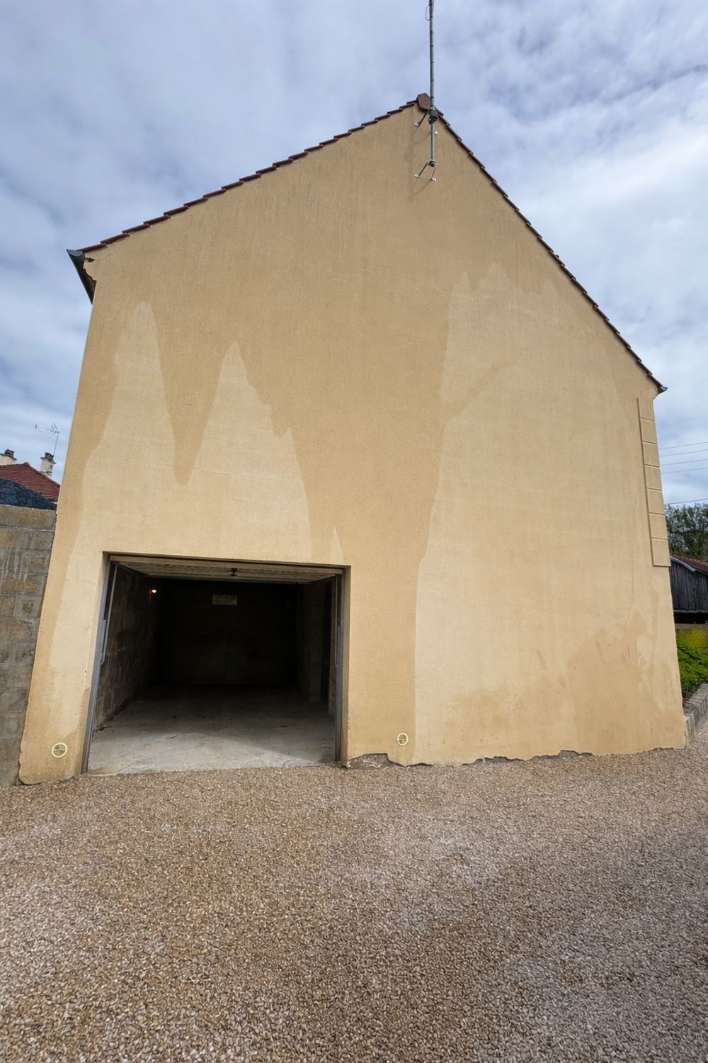Pignon de maison repris et enduit