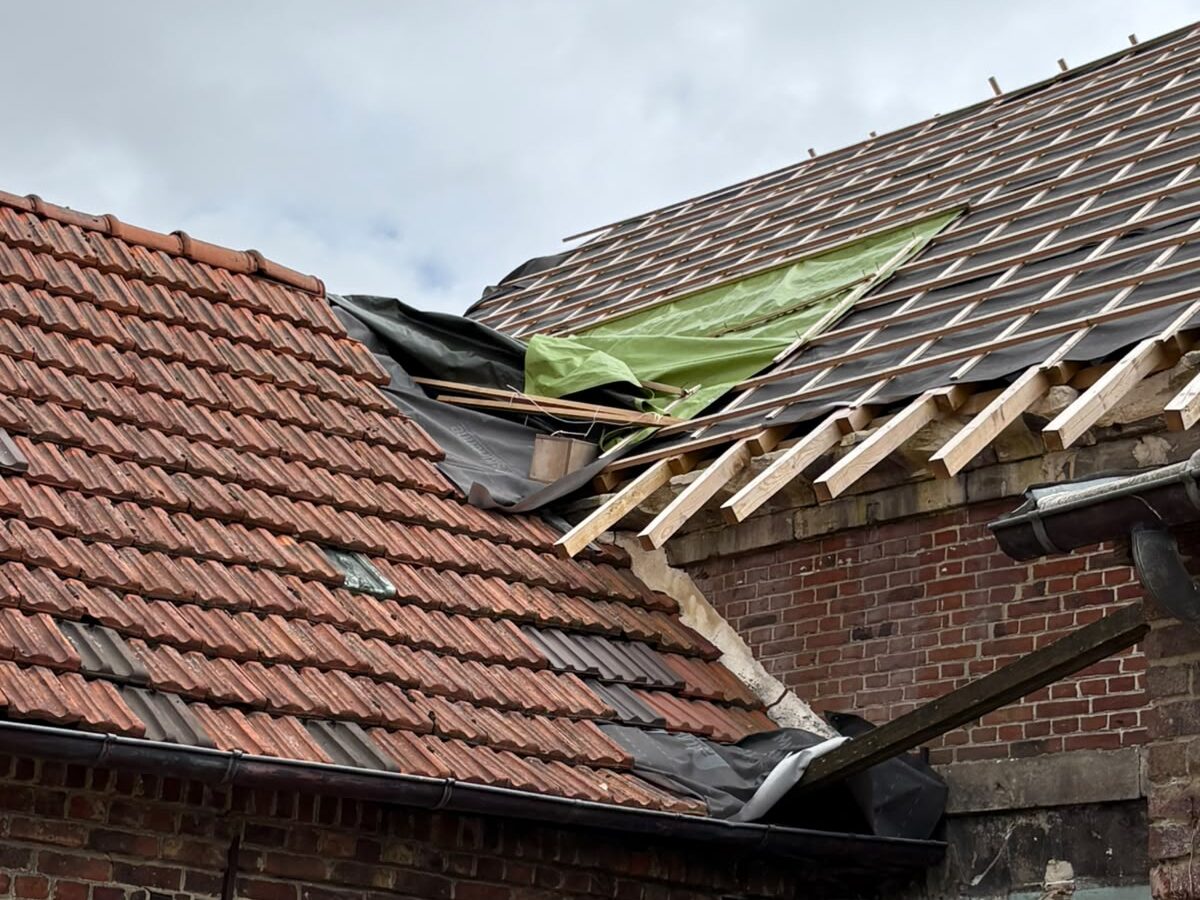 Toiture ancienne en cours de dépose, liteaux et écran de sous-toiture apparents