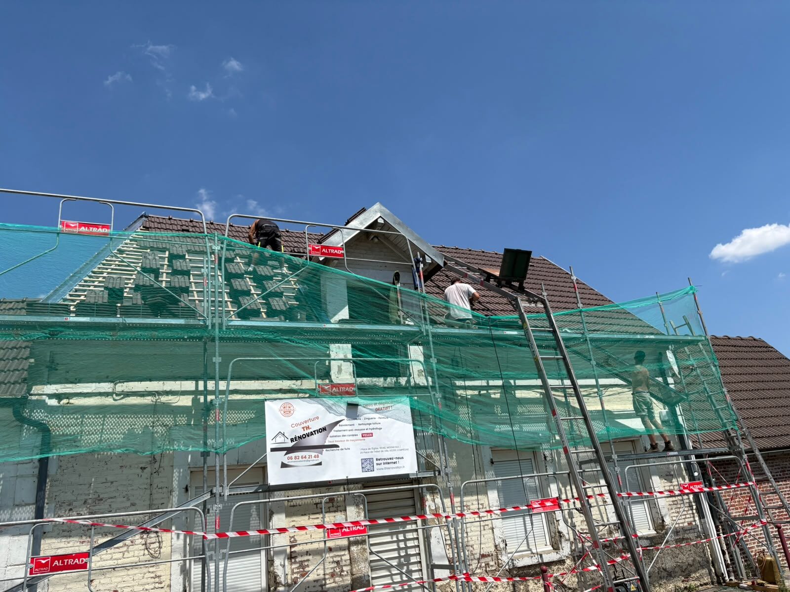 Chantier de toiture sur échafaudage avec filet de protection