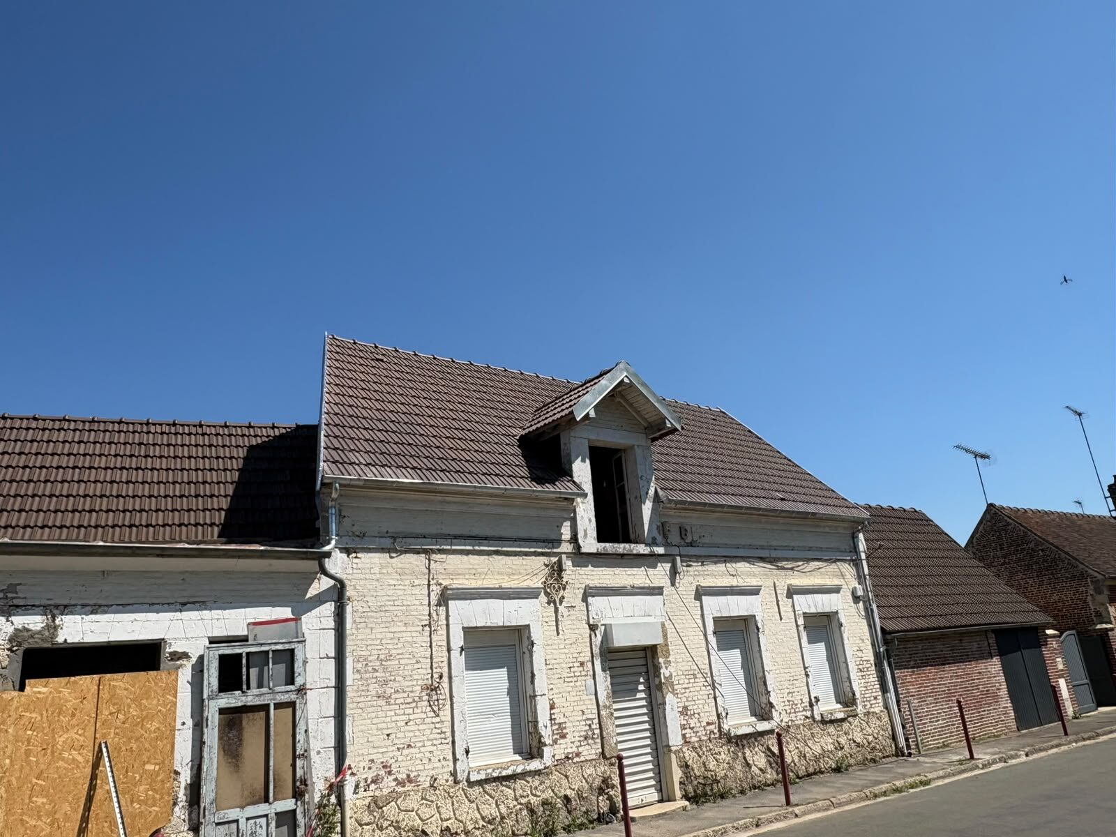 Maison de bourg avec toiture et lucarne refaites