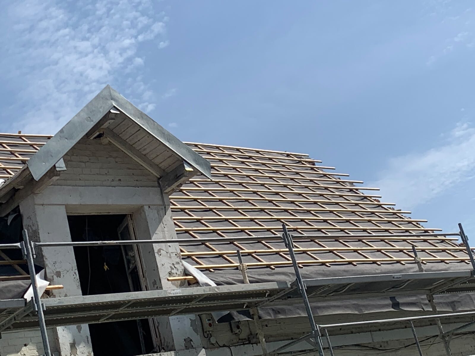 Lucarne en cours de chantier, toit sur liteaux avec écran de sous-toiture